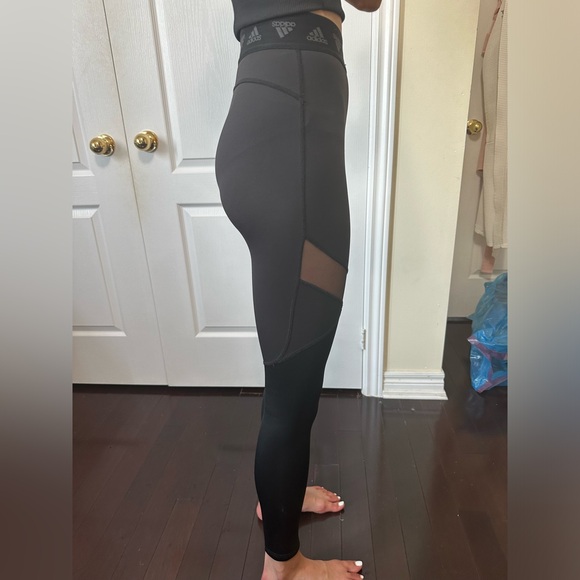 Adidas black performance leggings with mesh cut out (XS) - Picture 4 of 5